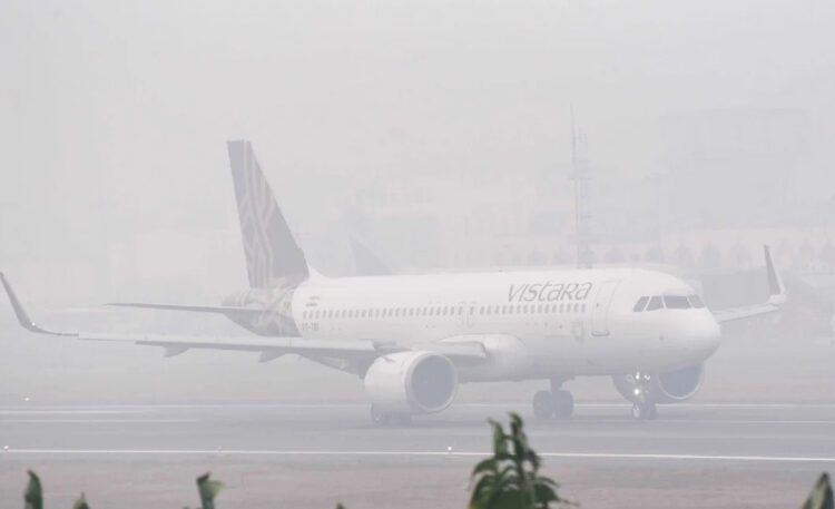 दिल्ली में घने कोहरे के कारण 50 से अधिक उड़ानें प्रभावित, 18 ट्रेनें लेट