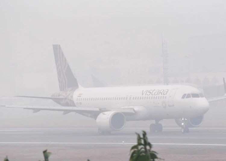 दिल्ली में घने कोहरे के कारण 50 से अधिक उड़ानें प्रभावित, 18 ट्रेनें लेट