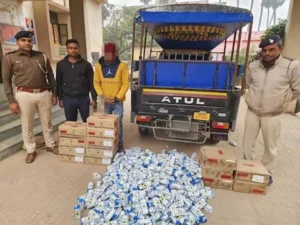 नीचे यात्री और सिलिंग में शराब, ऑटो से हो रही थी शराब की तस्करी