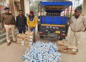 नीचे यात्री और सिलिंग में शराब, ऑटो से हो रही थी शराब की तस्करी