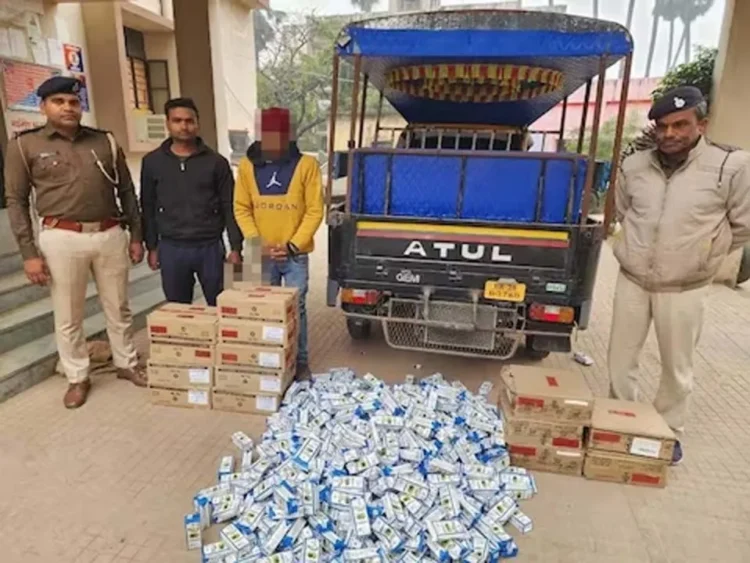 नीचे यात्री और सिलिंग में शराब, ऑटो से हो रही थी शराब की तस्करी