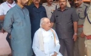 पुलिस से नाराज केरल गवर्नर ने सड़क पर दिया धरना