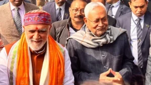 बिहार में राजनीतिक हलचल के बीच बक्सर पहुंचे नीतीश, अश्विनी चौबे के साथ की पूजा