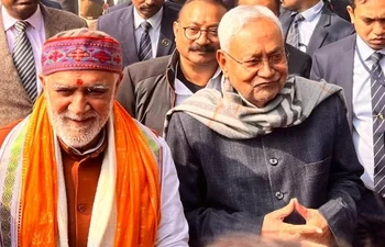 बिहार में राजनीतिक हलचल के बीच बक्सर पहुंचे नीतीश, अश्विनी चौबे के साथ की पूजा