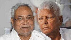 बिहार में सियासी सरगर्मी तेज, जदयू अध्यक्ष नीतीश कुमार से मिलने पहुंचे लालू-तेजस्वी