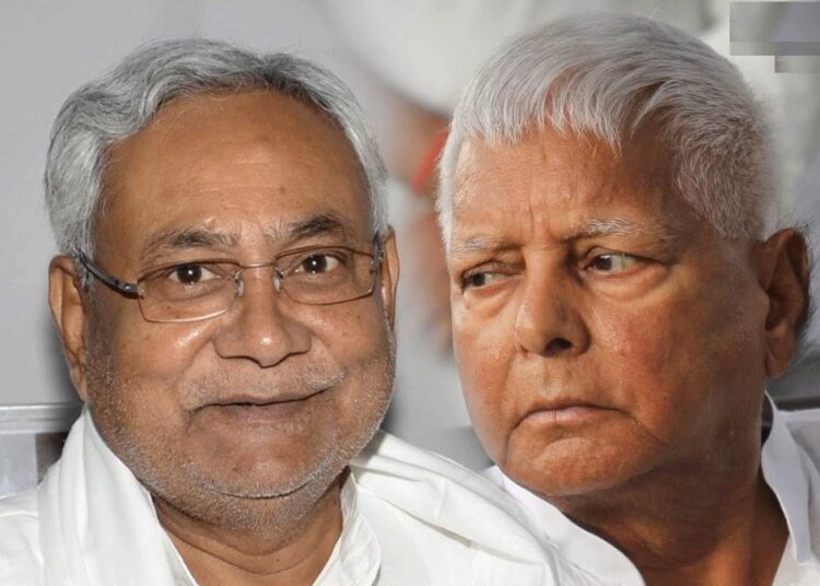 बिहार में सियासी सरगर्मी तेज, जदयू अध्यक्ष नीतीश कुमार से मिलने पहुंचे लालू-तेजस्वी