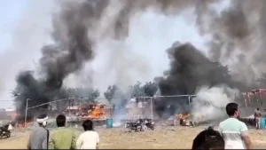 मकर संक्रांति हाट में लगी भीषण आग, पटाखे की कई दुकानों के अलावा दर्जन भर बाइक और पिकअप राख