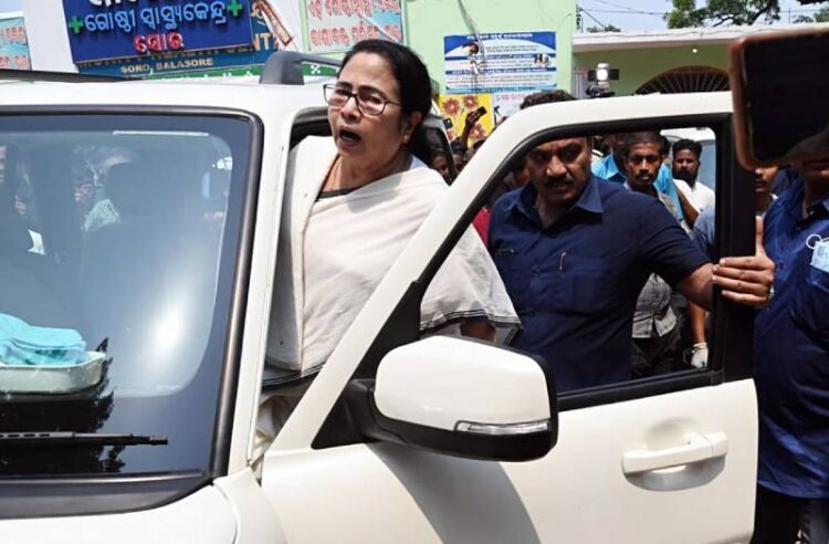 ममता बनर्जी Car Accident : Mamata की कार का हुआ Accident