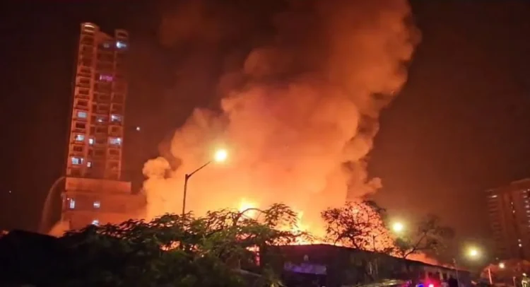 लकड़ी के गोदाम में आग लगने से एक व्यक्ति की मौत