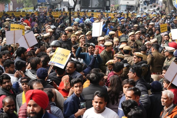 200 से अधिक BJP व AAP कार्यकर्ता हिरासत में