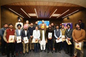 नये युग की शुरुआत करते हुये मुख्यमंत्री ने 11 खिलाड़ियों को पी. सी. एस. और पी. पी. एस. की नौकरियाँ दीं