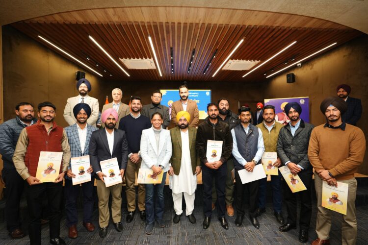 नये युग की शुरुआत करते हुये मुख्यमंत्री ने 11 खिलाड़ियों को पी. सी. एस. और पी. पी. एस. की नौकरियाँ दीं