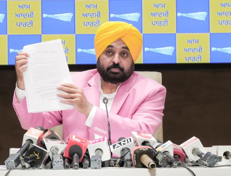 बादल परिवार ने अपने निजी लाभों के लिए पंजाब के लोगों के करोड़ों रुपए लूटे - मुख्यमंत्री 1 बादल परिवार ने अपने निजी लाभों के लिए पंजाब के लोगों के करोड़ों रुपए लूटे - मुख्यमंत्री