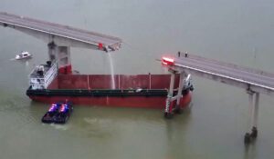 China में कंटेनर जहाज पुल से टकराया, 2 लोगों की हुई मौत, 3 लापता