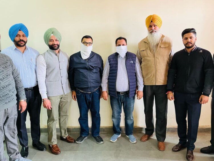 अमृतसर इम्प्रूवमेंट ट्रस्ट के जेई और क्लर्क को विजिलेंस ब्यूरो ने 50 हजार रुपये रिश्वत लेते पकड़ा 1 अमृतसर इम्प्रूवमेंट ट्रस्ट के जेई और क्लर्क को विजिलेंस ब्यूरो ने 50 हजार रुपये रिश्वत लेते पकड़ा