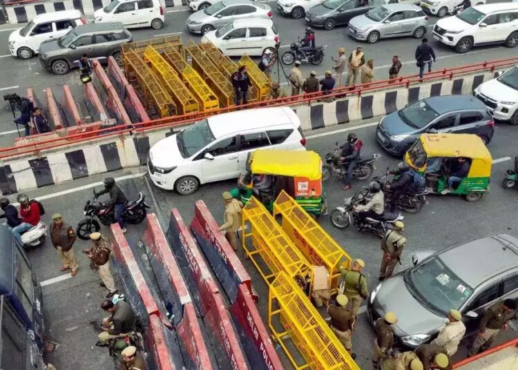 Delhi बॉर्डर सील, वैकल्पिक मार्गों पर जाम में फंस रहीं रोडवेज बसें 1 Delhi बॉर्डर सील, वैकल्पिक मार्गों पर जाम में फंस रहीं रोडवेज बसें