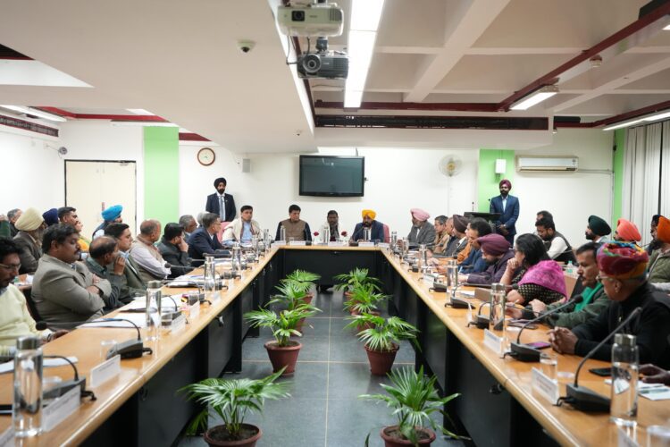 मुख्यमंत्री द्वारा किसानों के साथ एकजुटता का प्रगटावा