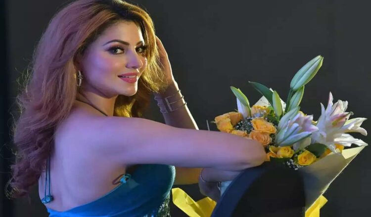 'Urvashi Rautela' ने अनोखे अंदाज़ से मनाया अपना जन्मदिन, 24 कैरेट गोल्ड केक काटकर की बड़ी पार्टी - Dainik Savera Times