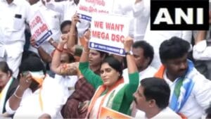 भाई की सरकार के खिलाफ वाईएस शर्मिला का प्रदर्शन, नजरबंदी से बचने को कांग्रेस कार्यालय में बिताई रात