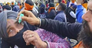 आंखों पर टूथ पेस्ट और मुल्तानी मिट्टी का लेप, आंसू गैस से बचने के लिए क्या-क्या देसी उपाय कर रहे किसान - farmers protest kisan using toothpaste and mud pack know the reason