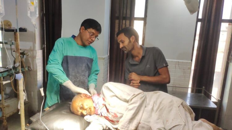 आरा कोर्ट के पास हत्या आरोपी पर फायरिंग, पेशी पर पहुंचे बुजुर्ग के कान में लगी गोली 1 आरा कोर्ट के पास हत्या आरोपी पर फायरिंग, पेशी पर पहुंचे बुजुर्ग के कान