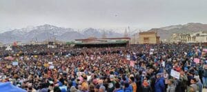 कड़ाके की ठंड में लद्दाख में आंदोलन से गर्म हुआ माहौल, हजारों की संख्या में लोग पूर्ण राज्य की मांग को लेकर सड़कों पर उतरे