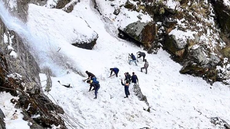 कश्मीर के गुलमर्ग में बर्फीले तूफान का तांडव, एक विदेशी सैलानी की मौत, 1 लापता, 3 को बचाया गया