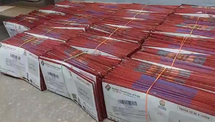 चुनाव आयोग के निर्देशों पर नए Voter Cards बनकर तैयार, मतदाताओं तक पहुंचाने की प्रक्रिया जारी