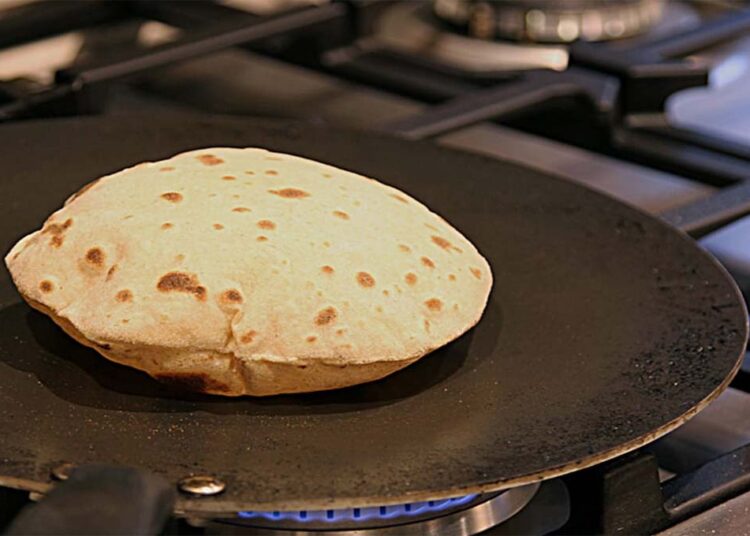 जीवन में बढ़ रहीं है परेशानियां…तो कहीं आप तो नहीं करते तवे से जुड़ी ये गलती