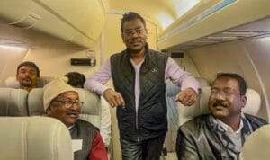 झामुमो नीत गठबंधन के विधायक हैदराबाद पहुंचे