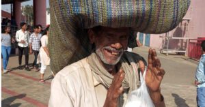 पहनावा देख किसान को मेट्रो में चढ़ने से रोका