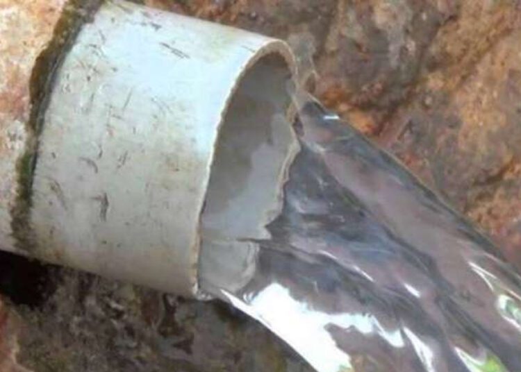 पानी की पाइपलाइन फटने से जलमग्न हुआ शादी का मंडप, खाना छोड़ भागे मेहमान