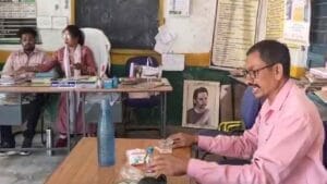 प्रिंसिपल के सामने टीचर ने लगाए पैग, बोला रोज पीता हूं, शराब पीना मेरी मर्जी