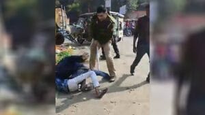 बाल खींचा,रॉड से पीटा..कानपुर में बीच सड़क दारोगा ने दिखाई दबंगई-Video