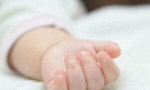 बेड पर सो रहे 10 माह के मासूम पर रख दिया रजाई-गद्दे का ढेर, जानें फिर क्या हुआ