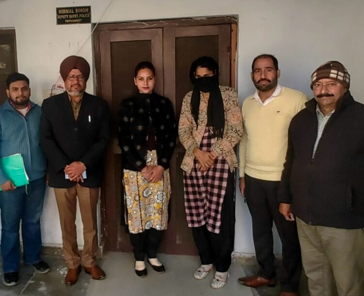 महिला विजीलैंस ब्यूरो द्वारा गिरफ्तार