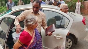 संसद भवन पहुंची वित्त मंत्री निर्मला सीतारमण