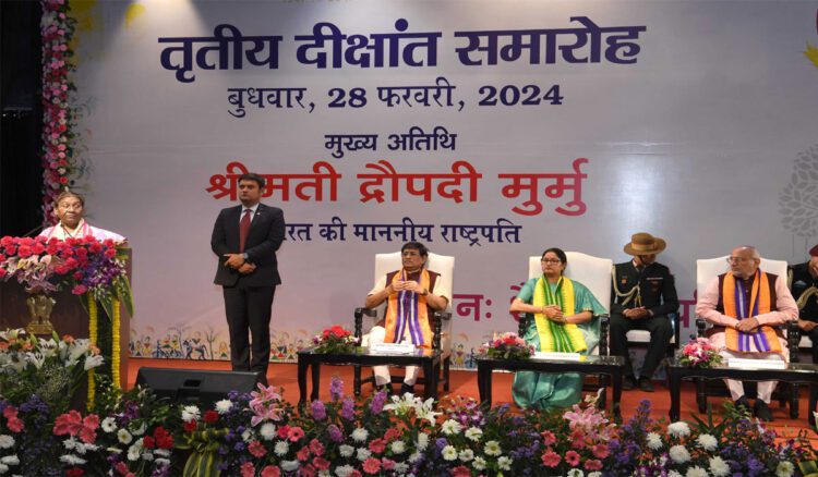 समृद्ध और विकसित भारत के लिए काम करें छात्र : Droupadi Murmu