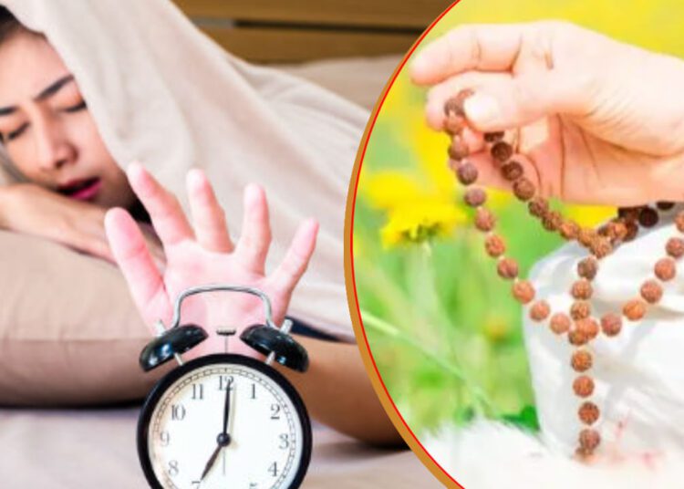 सुबह उठने के बाद स्नान करके इन खास मंत्रों का जाप, जीवन में नहीं आएंगी दिक्कतें