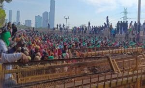 हजारों प्रदर्शनकारी किसान ने बैरिकेडिंग तोड़ दिल्ली में घुसे