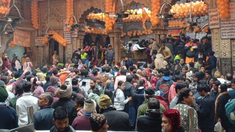 बांकेबिहारी मंदिर में भारी भीड़, दर्शन के लिए आए श्रद्धालु की मौत
