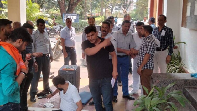 BHU में सुंदरकांड के पाठ पर बवाल, धरने पर बैठे छात्रों से छीना माइक