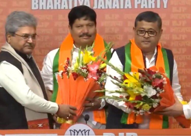 Bengal Politics: BJP में शामिल हुए TMC सांसद दिब्येंदु अधिकारी, भाजपा में वापस लौटे अर्जुन सिंह