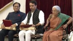 Bharat Ratna Awards 2024: आडवाणी, चौधरी चरण सिंह, नरसिम्हा राव, डॉ स्वामीनाथन और कर्पूरी ठाकुर भारत रत्न से सम्मानित, राष्ट्रपति भवन में हुआ समारोह