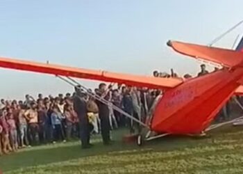 Bihar: ट्रेनिंग के दौरान खेत में गिरा सेना का एयरक्राफ्ट, पायलट सुरक्षित