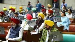 Punjab: विधानसभा में कांग्रेस का हंगामा, राज्यपाल नहीं पढ़ सके अभिभाषण,