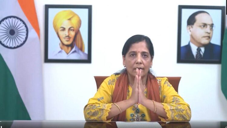 Delhi Liquor Scam: पत्नी सुनीता ने पढ़ा CM केजरीवाल का संदेश, बोलीं- देश को कमजोर करने की हो रही कोशिश