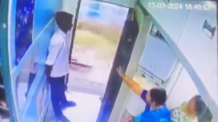 चलती ट्रेन में हार छीनने की कोशिश, फिर जो हुआ, दिल दहला देगा VIDEO
