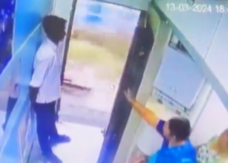 चलती ट्रेन में हार छीनने की कोशिश, फिर जो हुआ, दिल दहला देगा VIDEO