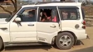 Mahindra Scorpio से एक-एक कर उतरे 18 लोग, देसी जुगाड़ देख लोगों ने पकड़ लिया माथा, बोले- पूरा गांव आ गया